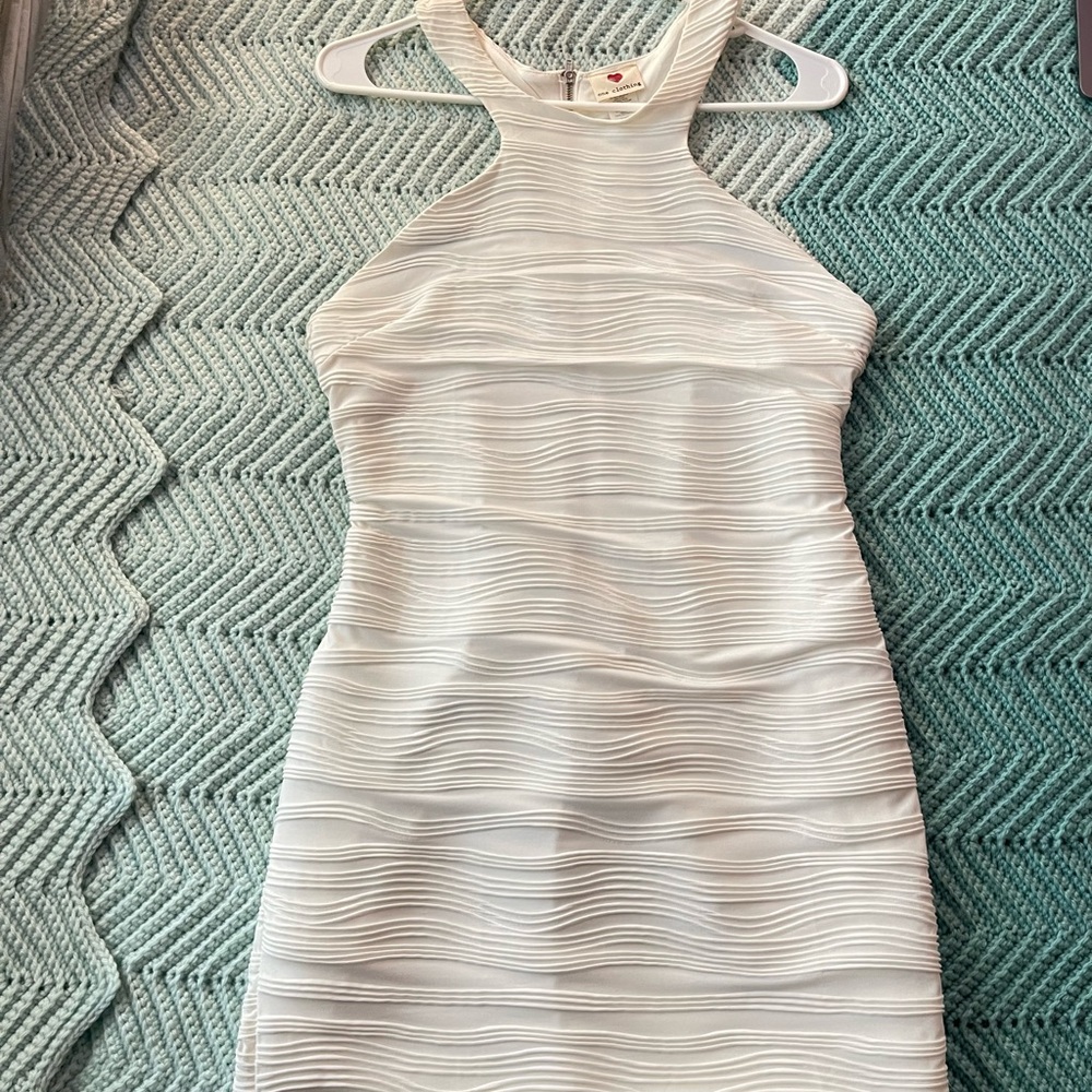 Elegant White Sleeveless Dress